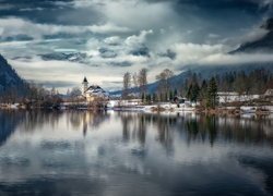 Zamek Grundlsee nad jeziorem w Austrii