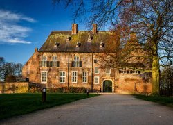 Zamek Hernen, Kasteel Hernen, Holandia, Gmina Wijchen, Wieś Hernen,  Muzeum, Ścieżka, Drzewa, Trawnik