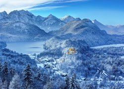 Zima, Lasy, Drzewa, Śnieg, Góry, Jezioro Alpsee, Jezioro Schwan, Zamek Hohenschwangau, Bawaria, Niemcy