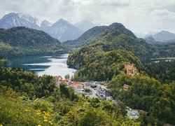 Góry, Jezioro Alpsee, Zamek Hohenschwangau, Miasteczko, Las, Chmury, Gmina Schwangau, Bawaria, Niemcy