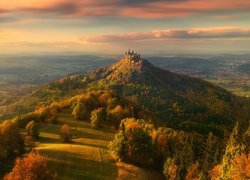 Zamek Hohenzollern na górze o tej samej nazwie w niemieckiej Badenii