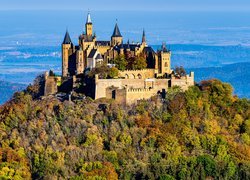 Zamek Hohenzollern na górze w jesiennej scenerii