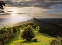 Zamek Hohenzollern na szczycie góry o wschodzie słońca