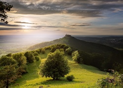 Niemcy, Badenia-Wirtembergia, Góry, Góra Hohenzollern, Zamek Hohenzollern, Drzewa, Wschód słońca