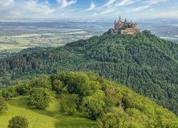 Zamek Hohenzollern na zalesionej górze Hohenzollern