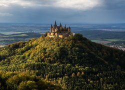 Zamek Hohenzollern na zalesionej górze