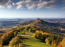 Góra Hohenzollern, Zamek Hohenzollern, Badenia-Wirtembergia, Niemcy,  Las, Jesień, Chmury, Wzgórza