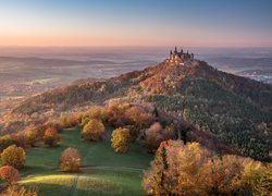 Niemcy, Badenia-Wirtembergia, Hechingen, Zamek Hohenzollern, Jesień, Góra, Drzewa, Pola