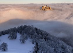 Niemcy, Badenia-Wirtembergia, Góra Hohenzollern, Zamek Hohenzollern,  Zima, Mgła, Góra, Oszronione, Drzewa