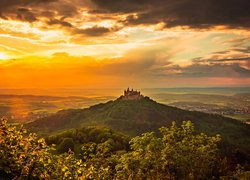 Góra Hohenzollern, Zamek Hohenzollern, Drzewa, Drzewa, Chmury, Wzgórza, Zachód słońca, Badenia-Wirtembergia, Niemcy