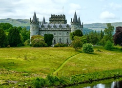 Zamek Inveraray pośród drzew w Szkocji