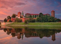 Zamek Królewski na Wawelu nad rzeką Wisłą w Krakowie