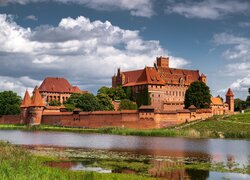 Zamek Krzyżacki nad rzeką Nogat w Malborku