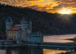 Francja, Region Owernia-Rodan-Alpy, Zamek La Roche, Zachód słońca, Jezioro