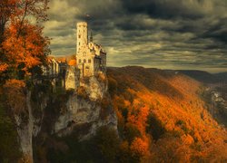 Zamek Lichtenstein Castle, Góry, Dolina, Miasteczko Lichtenstein, Skały, Drzewa, Jesień, Chmury, Badenia-Wirtembergia, Niemcy
