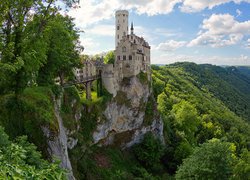 Niemcy, Zamek Lichtenstein, Wzgórza, Skały, Drzewa, Roślinność