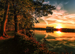 Zachód słońca, Drzewa, Jezioro Waldesee, Pałac Moritzburg, Chmury, Odbicie, Niemcy
