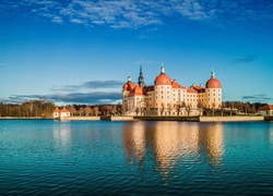 Pałac Moritzburg nad jeziorem w Saksonii