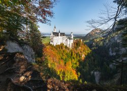 Zamek Neuschwanstein na skałach