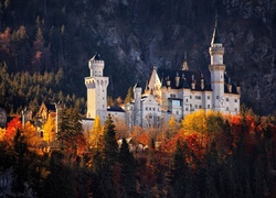 Zamek Neuschwanstein na terenie gminy Schwangau w Niemczech jesienią