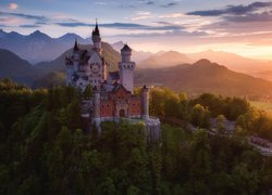 Zamek Neuschwanstein, Gmina Schwangau, Bawaria, Niemcy, Góry Alpy, Chmury, Zachód słońca, Lasy, Drzewa, Mgła