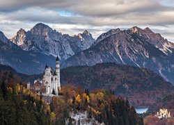 Zamek Neuschwanstein, Wzgórze, Skały, Lasy, Drzewa, Jesień, Góry, Alpy, Chmury, Gmina Schwangau, Bawaria, Niemcy