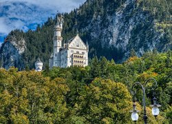 Zamek Neuschwanstein na tle gór