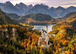 Zamek Neuschwanstein na tle jeziora Alpsee w Bawarii