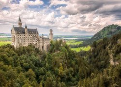 Zamek Neuschwanstein na wzgórzu w Bawarii