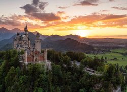 Zamek Neuschwanstein na wzgórzu