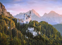 Zamek Neuschwanstein w Alpach Bawarskich