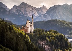 Zamek Neuschwanstein w Bawarii z widokiem na Alpy