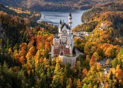 Zamek Neuschwanstein w jesiennej scenerii