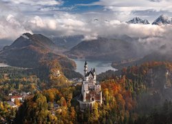 Zamek Neuschwanstein, Gmina Schwangau, Bawaria, Niemcy, Góry Alpy, Drzewa, Mgła, Domy