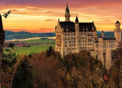 Niemcy, Bawaria, Schwangau, Zamek Neuschwanstein, Drzewa, Jesień, Wzgórza, Skały