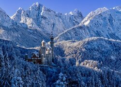 Zamek Neuschwanstein w zimowej scenerii