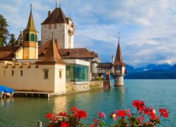 Zamek Oberhofen nad jeziorem Thunersee