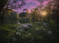 Zamek w Ozalj, Miasto Ozajl, Żupania karlowacka, Chorwacja, Wzgórze, Rzeka Kupa, Drzewa, Kwiaty, Wiosna, Wschód słońca