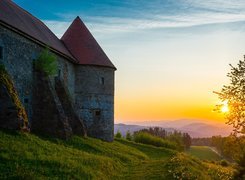 Zamek Piberstein w Austrii na tle zachodu słońca nad górami