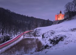 Zamek Pieskowa Skała na ośnieżonym wzgórzu