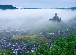 Zamek Reichsburg w Cochem we mgle