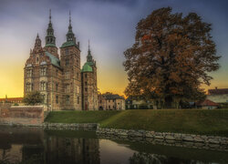 Dania, Kopenhaga, Zamek Rosenborg, Muzeum, Fosa, Jesień, Drzewo, Budynki