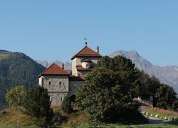 Zamek Schloss Crap da Sass, Góry, Drzewa, Miejscowość Surlej, Silvaplana, Kanton Gryzonia, Szwajcaria