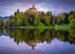 Zamek Trakoscan, Jezioro, Drzewa, Wzgórze, Chmury, Odbicie, Jesień, Chorwacja