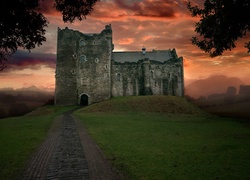 Zamek - twierdza Doune Castle w Szkocji o zachodzie słońca