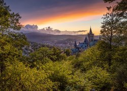 Wzgórza, Zamek Wernigerode, Drzewa, Zachód słońca, Chmury, Wernigerode, Powiat Harz, Niemcy