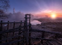 Zamglona o poranku cerkiew nad rzeką