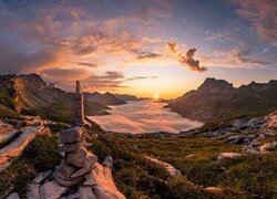 Szwajcaria, Góry, Alpy Glarneńskie, Przełęcz, Klausenpass, Mgła, Zachód słońca, Chmury