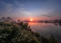 Zamglona rzeka Dubna o wschodzie słońca