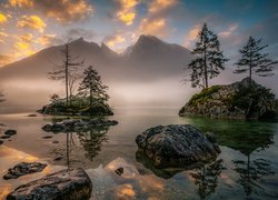 Jezioro Hintersee, Góry Alpy, Skały, Drzewa, Mgła, Chmury, Gmina Berchtesgadener, Bawaria, Niemcy